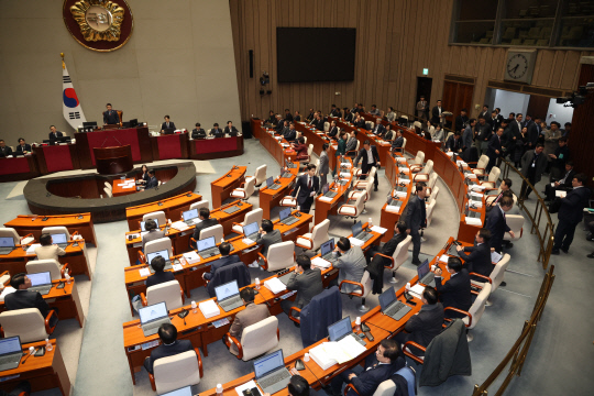 지난 11월29일 서울 여의도 국회에서 열린 예산결산특별위원회 전체회의를 마친 뒤 여당인 국민의힘 의원들이 퇴장하고 있다. 더불어민주당 주도로 예산조정소위에서 통과된 내년도 정부예산안 단독 감액안이 헌정사상 최초로 전체회의에서까지 통과해 여야는 파행했다.<연합뉴스 사진>
